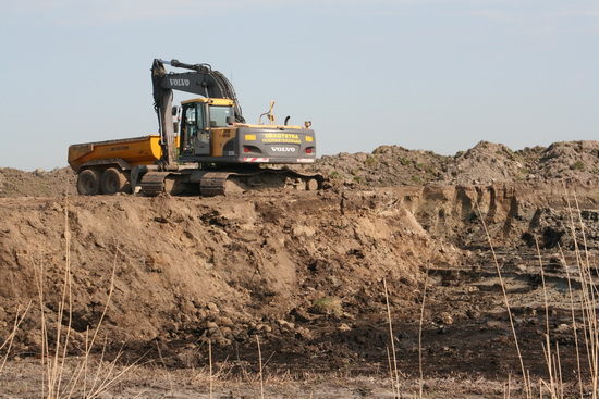 De opgeworpen grond uit de dertiger jaren (toen het kanaal werd gegraven) wordt nu afgegraven en 'elders' gebruikt...