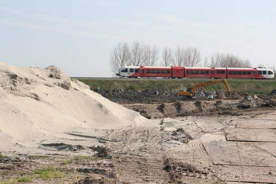 Ook vanuit de Arriva-treinen tussen Groningen en Leeuwarden kun je een blik werpen op het "grondwerk"...