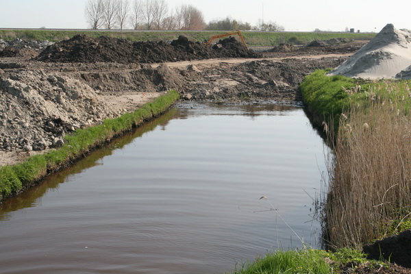 Kijk, het nog niet zo lang geleden opgeknapte middenstuk van de Schipsloot wordt blijkbaar gedempt! Weer een spoor uit/naar het verleden weggewist...