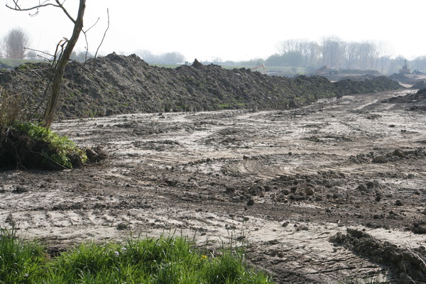 Het blijven indrukwekkende beelden, deze ingrepen in het landschap aan de zuidkant van de spoordijk ten westen van de spoorbrug