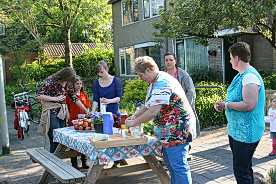 ... en Gereformeerde Basisschool "De Brug" heeft een efficiënt ingerichte, goed bemande kraam! Laat nou de jonge wandelaars maar komen! (Met begeleiders natuurlijk...)