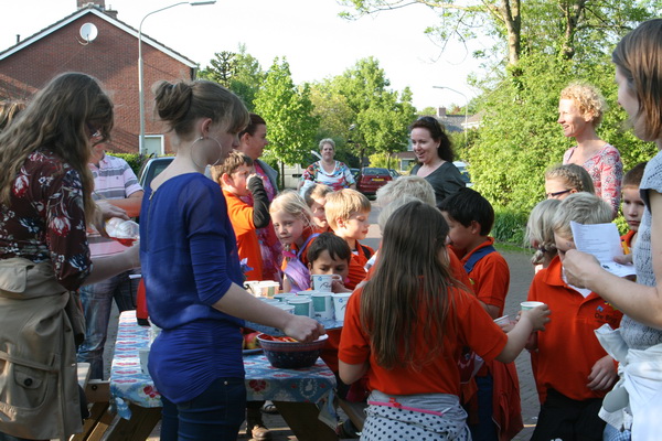 En daar zijn ze al, de jeugdige matadoren! Het smaakt prima, met zijn allen op de vierkante meter!