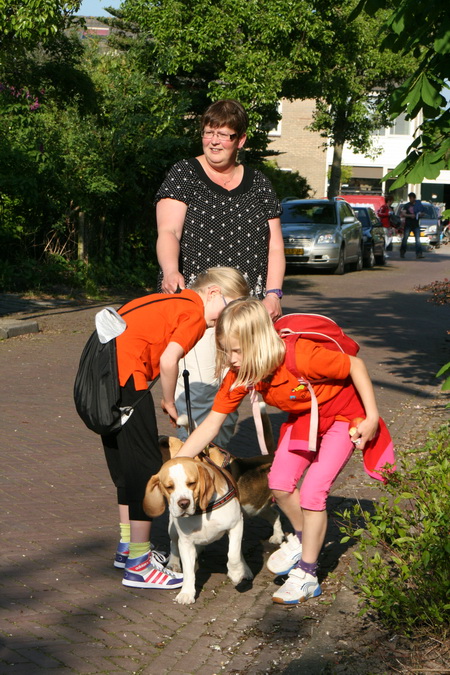 Vanzelfsprekend zijn er ook andere belangrijke zaken dan wandelen! Het liefkozen van beegles bijvoorbeeld!