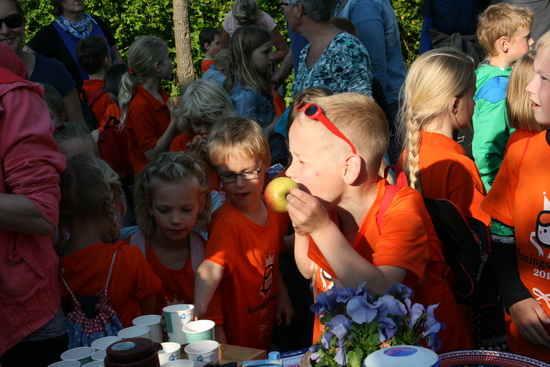 Lekker, hoor! Als je zo verwend wordt onderweg! (Hoef je eigenlijk zelf ook niet zoveel snoep mee te sjouwen....)