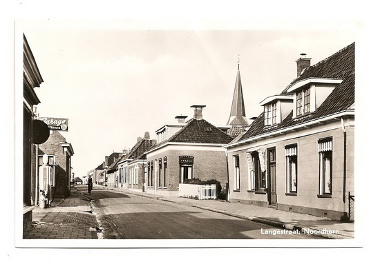 Rechts het pand van de bakkerij aan de Langestraat; in het pand hebben jaren lang aan de rechterkant gezinnen ingewoond, als huurders.