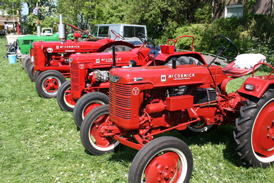 Fraaie tractoren op het veldje aan het begin/eind van Langestraat-Noord, in mei 2008