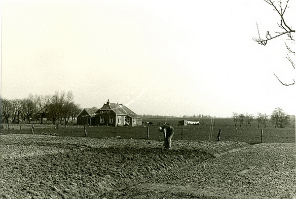 PHe Zicht op huize Kas Dijkstra nu Melis vanaf tuin Helmus verkl