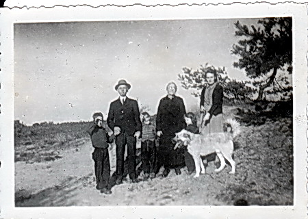 Hindrik en Harmke de Jager met dochter Antje en de drie kleinkinderen, ergens in Noord-Drenthe. Johan Schuurman zat toen waarschijnlijk al in Australië.