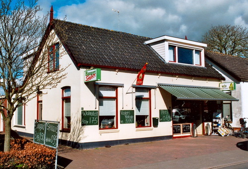 Buurtsuper Van Esch in april 2007. Dit is het pand waarin tot ongeveer halverwege de vorige eeuw de Wasscherij "De Meeuw" was gevestigd