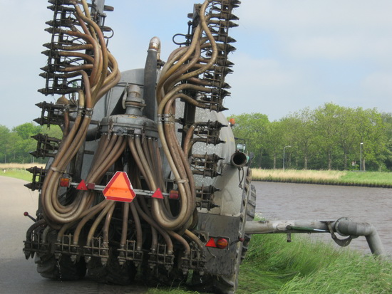 En water is er voldoende in de buurt! Tank leeg? Even naar de kanaalkant om water te "laden"....