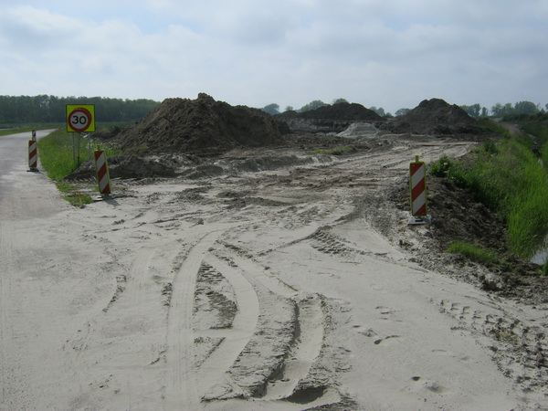 Het nieuwe tracé van de kanaalweg maakt bij de spoorbrug meteen een bocht naar rechts, goed om er enige snelheid uit te halen, al dat gejakker ook....