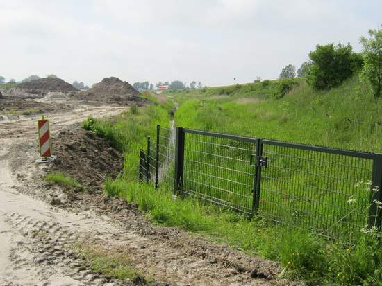 Zo is de situatie nog iets duidelijker, met aanstormende Arrivatrein in de verte, komend uit de richting Leeuwarden....