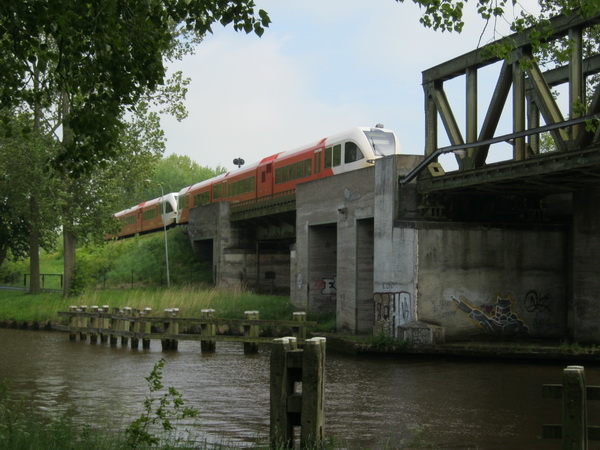Hier is al weer de volgende trein op weg naar Leeuwarden, een komen en gaan... En er komt nog een sneltrein bij!
