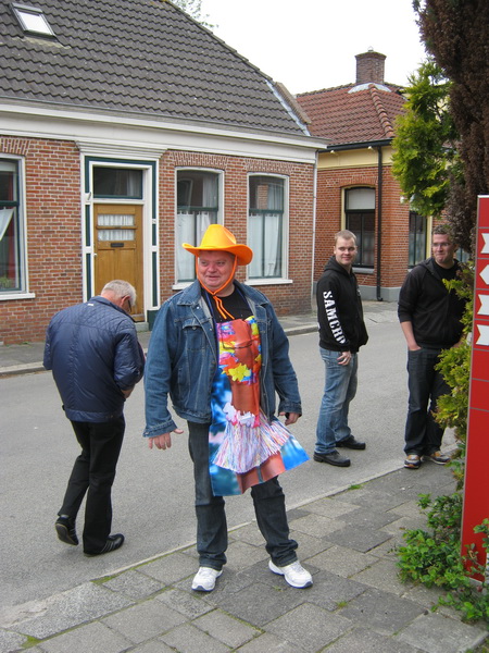 Ter afsluiting heel iets anders.... Carnaval? Nee.... Interland gemist? Verwelkoming Koning en Koningin?? Vrijgezellenfeestje!  (Sterkte, Frans! En veel plezier!)
