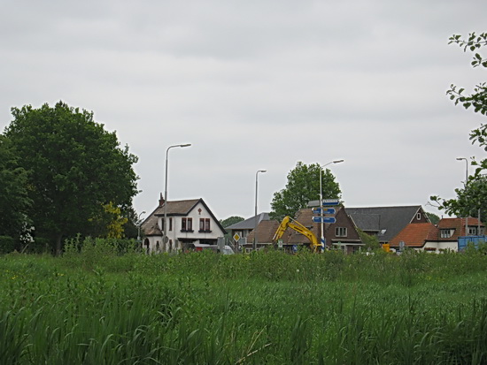 Al vanaf de Mokkenburgweg ter hoogte van huize Hekkema is te zien dat voor Langestraat 11 en 9 de slopershamerdreiging wordt omgezet in daden...