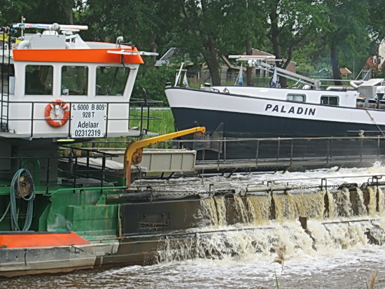 Het gaat, zoals geschreven, om de "Adelaar" die aan de andere kant wordt gepasseerd door de "Paladijn". Het is druk op het water....