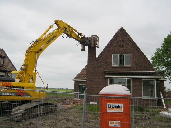 Precies op tijd bij Langestraat 9 (voormalig woonhuis van Jannes Heemstra en echtgenote) om vast te leggen dat de schoorsteen achteloos wordt weggetikt....