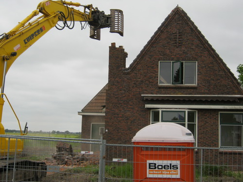 De eerste hap is van de schoorsteen af, het ooit door boer Bosma gerealiseerde woonhuis beleeft pijnlijke laatste dagen (en sommige toeschouwers voelen die pijn...)