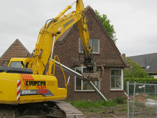 De kraanmachinist is bijzonder vaardig bezig met de grijper. De verwijderde materialen worden zoveel mogelijk meteen gesorteerd: puin, hout, overige materialen.... (En ik moet die Boelstoilet-unit een beetje buiten beeld zien te houden...)