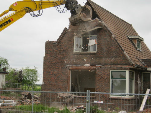 Dit is zo'n foto die mijn stemming beïnvloedt! Treurigmakend... Het huis huilt tranen met tuiten... En stenen, houtdelen, kunststof, stof....