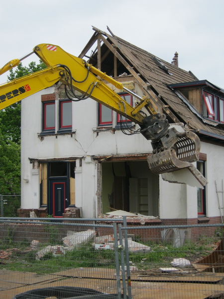 Ook hier werkt slopen ontluisterend. De waardigheid van een maaksel, of dat nou een Siekmanontwerp is of niet, wordt met het pand zelf afgebroken. Het is niet alleen de teloorgang van een woonhuis, het is ook de aantasting van "cultureel erfgoed". 