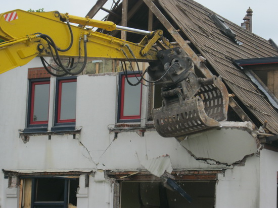 Voor de afbrekers zelf is en blijft het spannend: Wat komen we op ons sloperspad tegen?