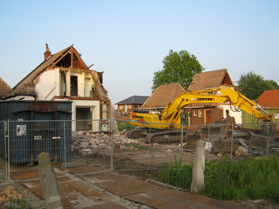 Dinsdagavond, 11 juni 2013. De zon verguldt het sloopslagveld, wat een ravage! Het lijkt hier wel oorlog....