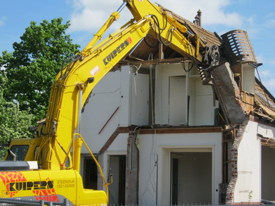 Maar nee, van mededogen is geen sprake, het dak wordt minutieus gesloopt. Het huis lijkt te vragen om enige clementie...