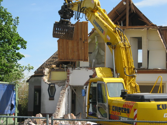 Het weghalen van hele of halve wanden is geen enkel probleem. Kan zo in de container of op de houtstapel....
