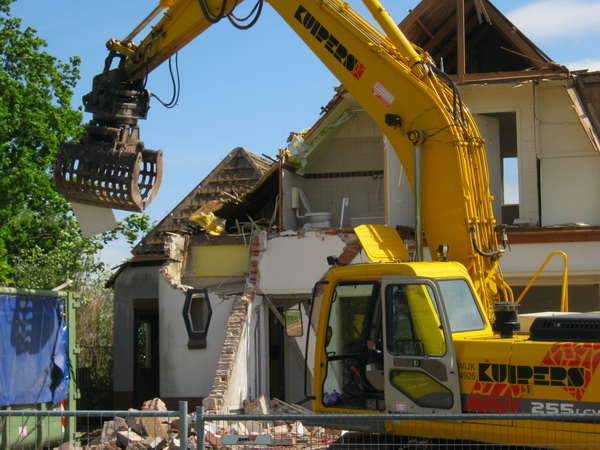 Dat sorteren is een wezenlijk onderdeel van het sloperswerk. Daarom wordt er ook niet rücksichtlos afgebroken, maar lijkt het soms op 'pellen'. Schil voor schil....