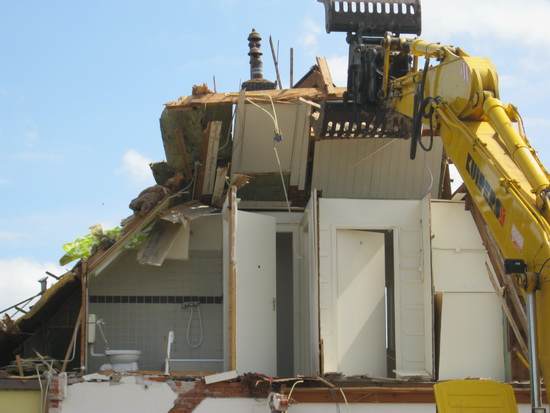 Even van meer dichtbij....  Het duurzamer slopen kan niet uit, economisch niet verantwoord, heet dat..... Spullen als Wc-potten, wasbakken, afvoerpijpen, dienbladen, weg ermee! De economie vraagt om "investeringen"...