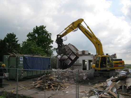 Vrijdagmorgen 14 juni, ongeveer kwart over negen.... Zorgen voor brood in de broodtrommel en in het voorbijgaan een kiekje maken met de kleine Canon. Het laatste deel van Langestraat 11 wordt vakkundig plat gelegd...
