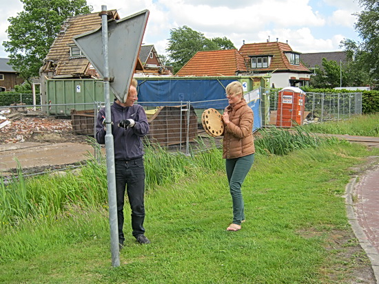 Het raadsel is opgelost! Pieter Meulenhoff en Hilda Hoekstra (samen met zoon Klaas + vriendje) hebben de vlieger opgelaten boven de slooppanden aan de Langestraat Zuid. Pieter had een camera bevestigd, zodat er van bovenaf foto's konden worden gemaakt. Ben benieuwd naar de resultaten!