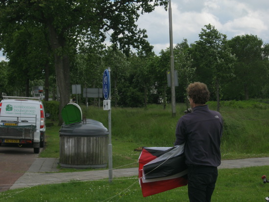 Gelukkig, de vlieger is probleemloos binnengehaald, ondanks de harde wind. Niet achter het hekwerk blijven steken....