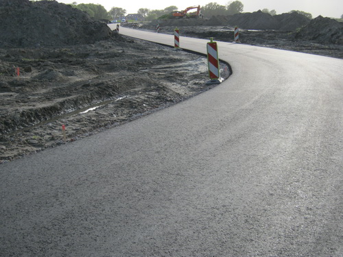 Aan het eind van de nieuwe weg (of is dit het begin??) kijk nog even een keertje om. Prachtig, die gloed, dat avondlicht!