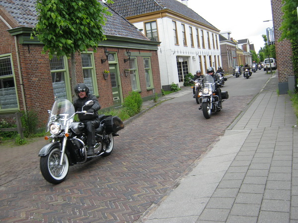 De kiek met de motoren met de scheef ogende gebouwen, haastig kiekwerk...