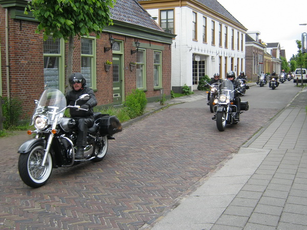 Zo staan de huizen en andere gebouwen er weer waardig bij en rijden de rustige coureurs ook rechtop...