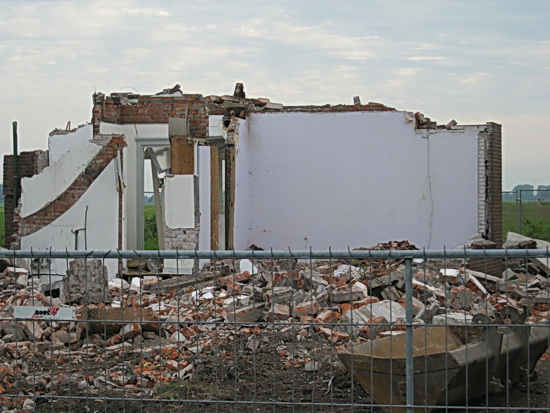 Langestraat 9 blijft vandaag onaangeroerd, de asbestplek met rode kruisen gemarkeerd