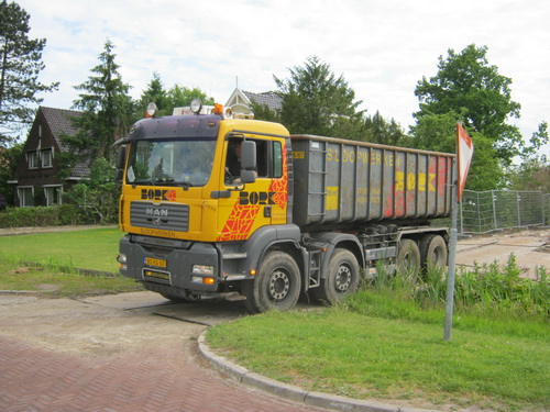 Als ik een praatje maak met de kraanmachinist die even pauzeert, een boterham gaat er wel in, verschijnt een BORKkiepwagen. Vullen a.u.b. "Je kunt niet eens je brood rustig eten...!"