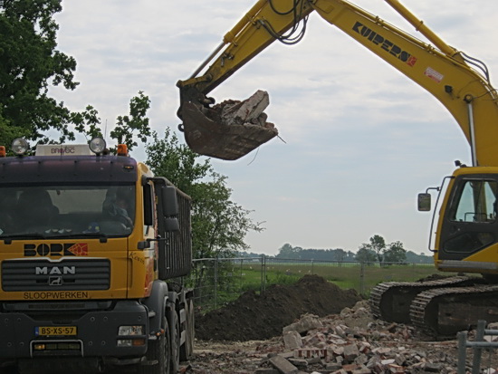 Opgewekt en energiek stapt de jonge BORKer naar 'zijn kraan' en kiepert de laadbak vol. 