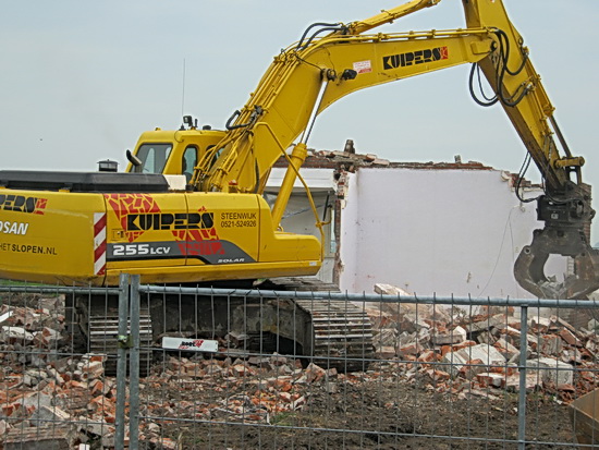 De immer goed gehumeurde Drentse kraanbestuurder is bezig het restant van Langestraat 9 op te ruimen. Het mág!