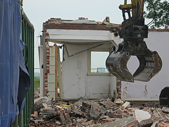 Het nog overeind staande deel van het achterhuis ziet er niet erg zelfverzekerd meer uit. Van schrap zetten, geen sprake meer....