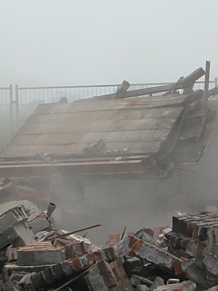 En dan gaat het grootste deel met enig geraas en stof tegen de vlakte....