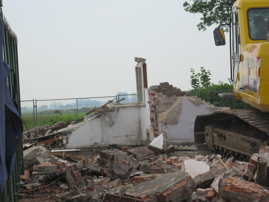 Wat ooit een prachtig woonhuis was, staat nu wel erg nadrukkelijk in zijn hemd....