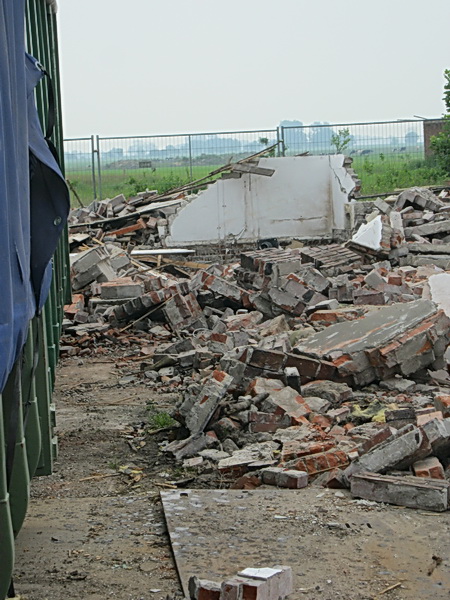 Dit is het dan! Een laatste stukje muur staat nog fier overeind! Monument, had zo bij het dorpshuis kunnen worden geplaatst ter nagedachtenis aan de 'oude Noordhorner Gast', komt nooit meer terug!