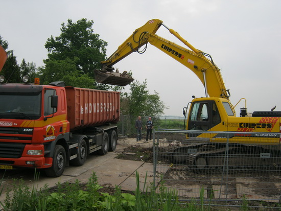 Intussen wordt het resterende puin van Langestraat 11 afgevoerd naar de verkruimelaar in Hoogkerk