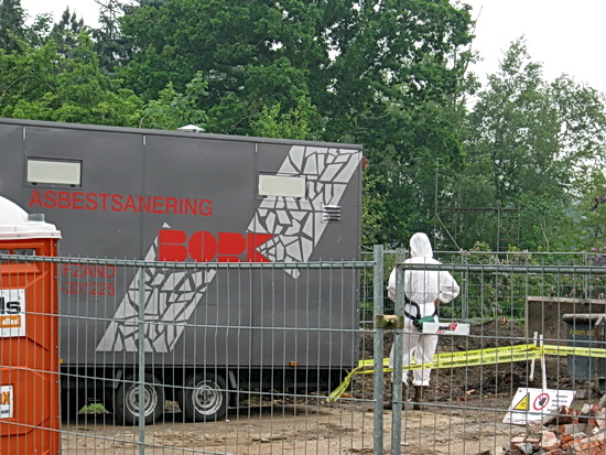 Merkwaardige functie: asbestsaneerder.... Of heet dat anders? Is er een beter betalende omschrijving? IN ieder geval wel verantwoordelijk werk!