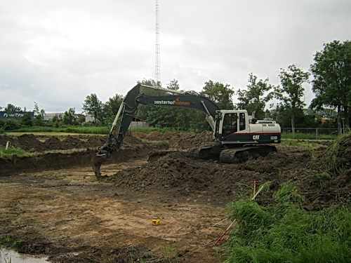 Graafwerk op het vroegere Van-der-Veen-terrein. Hier komt de rotonde, maar ook de "noodweg"?