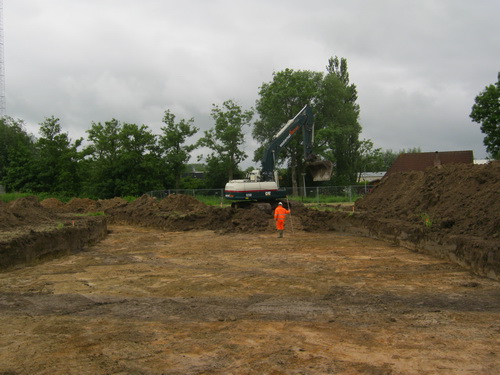 De graafmachinist heeft er zin in; is die man met dat oranje hesje de GMB-souffleur?