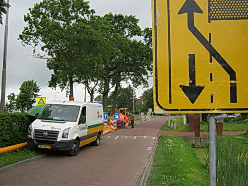 Langs de parallelweg van de N355 wordt geHAKt. Hier worden kabels verlegd, gegoocheld met buizen en slangen.. (En vooral ook vergaderd, aldus een buurtbewoner...)
